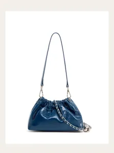 Dettaglio borsa a tracolla arricciata in pelle verniciata blu con catena argento e ferramenta.