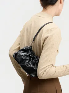 Borsa a tracolla nera plissettata da donna, elegante borsa in pelle con catena per ogni giorno.