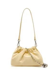 Borsa a tracolla arricciata in pelle chic con catena elegante e ciondolo teschio moda donna.