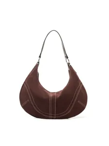 Borsa a spalla in camoscio marrone da donna, elegante borsa a mezzaluna con cuciture bianche.