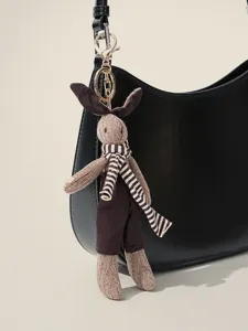 Mignon porte-clés lapin en peluche charm de sac lapin avec écharpe rayée et salopette.