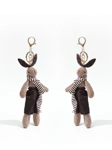 Adorable porte-clés lapin en peluche avec écharpe rayée et pantalon pour sac à main.