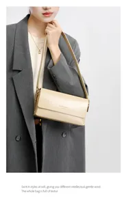 Detail shot of the minimalist beige shoulder bag, featuring fine leather and elegant hardware.