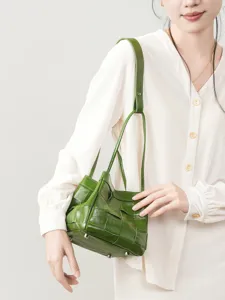 Elegant green woven leather shoulder bag for women, large capacity stylish daily handbag.