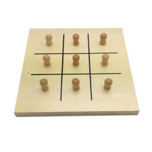Holz Tic-Tac-Toe Detailansicht mit Holzgitter und glatten Stiften für Montessori Früherziehung und Motorik.