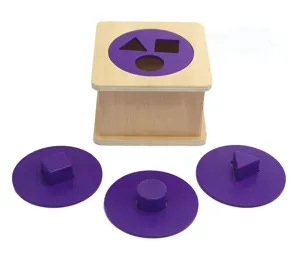 Dettaglio scatola di smistamento forme in legno, giocattolo educativo geometrico per neonati.