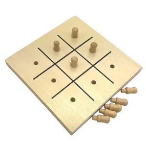Nahaufnahme Detailansicht des Holz Tic-Tac-Toe Brettspiels und der Teile, Montessori Lernspiel.