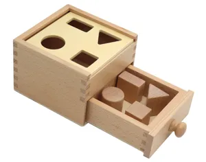 Nahaufnahme Detail der Montessori Holz Formensortierbox mit geometrischen Blöcken und Schublade.