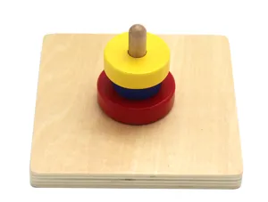 Holz Montessori Stapelspielzeug Detail, mit drei bunten Ringen auf quadratischer Basis.
