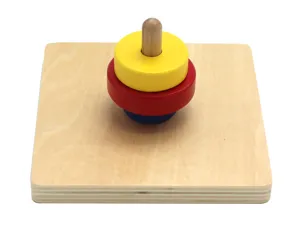 Holz Stapelspielzeug Detail, farbige Ringe auf Stab, fruhe Montessori Lernhilfe.
