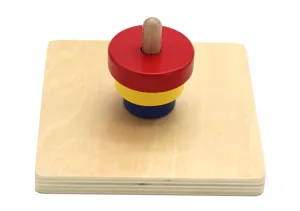 Nahaufnahme des hölzernen Montessori-Spielzeugs mit bunten Stapelringen auf einem Holzstab.