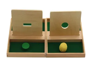 Ensemble de jouets éducatifs en bois Montessori avec plateau à fentes, balles et disques.