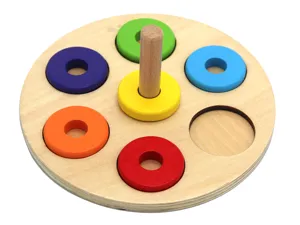 Detail des Montessori-Lernspielzeugs aus Holz mit bunten Sortierringen auf einem Stab.