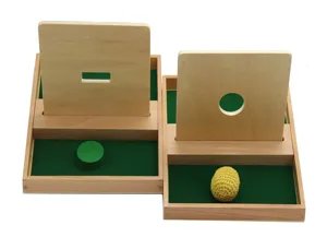 Ensemble de jouets éducatifs pour la petite enfance avec planches d'insertion et pièces.