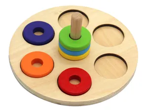 Holz Montessori Stapelspielzeug Detail, bunte Ringe auf Stift und Basis für Farblernen.