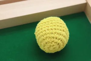 Gros plan détaillé de la boule de fil au crochet douce faite à la main pour l éducation.