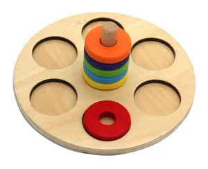 Hölzernes Montessori Steckspiel mit bunten Ringen und Sockel zur frühkindlichen Förderung.