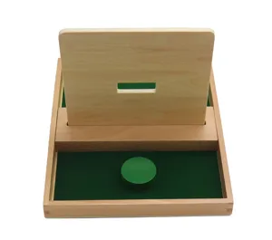 Jouet educatif en bois Montessori planche d insertion avec disque vert pour les enfants.
