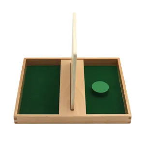 Détail de jouet éducatif précoce en bois Montessori avec disque vert et plateau.