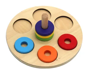 Montessori Holzsortierspiel Detailansicht mit bunten Ringen und Basis für die Früherziehung.