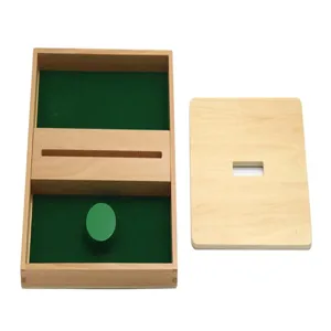 Jeu éducatif en bois Montessori avec boîte de tri, cylindre et couvercle à fente.