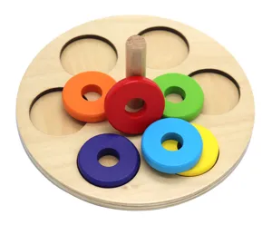 Nahaufnahme des Montessori Holz-Steigspielzeugs mit bunten Ringen und Holzstab für Kinder.