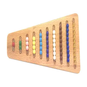 Dettaglio scala di perline Montessori con tavola di conteggio in legno colorata.