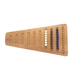 Primo piano dettaglio della tavola scala perle legno Montessori gioco educativo matematica.