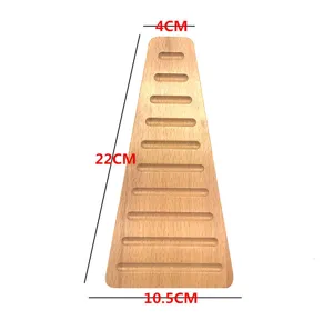 Dettaglio della tavola a scala in legno Montessori con dimensioni e scanalature.