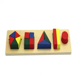 Vista dettagliata del puzzle geometrico in legno con forme colorate e finitura di alta qualità.