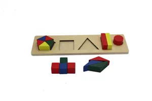 Vista dettagliata della tavola di incastro Montessori in legno con blocchi geometrici.