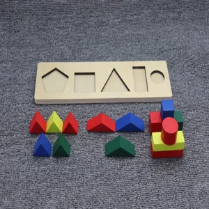 Vista dettagliata del puzzle di forme geometriche in legno Montessori per l'educazione dei bambini.