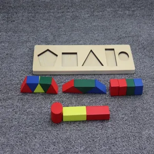 Dettaglio gioco di smistamento forme geometriche in legno, blocchi colorati per prima infanzia.