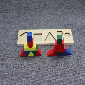 Dettaglio del giocattolo puzzle di smistamento forme geometriche in legno Montessori.