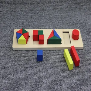 Vista di dettaglio del puzzle di abbinamento geometrico in legno Montessori con blocchi colorati.