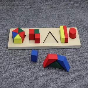 Dettaglio della tavola di smistamento di forme geometriche in legno con blocchi colorati.
