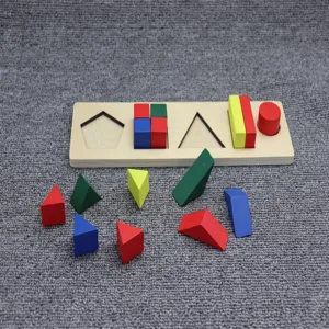 Dettaglio del gioco di incastro geometrico in legno colorato per lo sviluppo dei bambini.