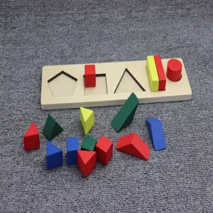 Gioco di abbinamento forme Montessori in legno dettaglio con blocchi geometrici per bambini.
