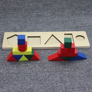 Gioco educativo Montessori in legno per smistare forme e colori dei bambini.