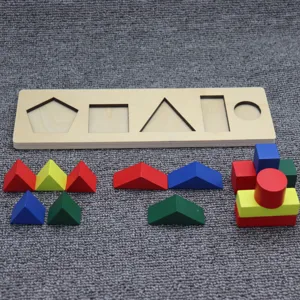 Giocattolo puzzle di smistamento di forme geometriche in legno Montessori per bambini.