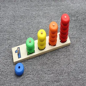 Giocattolo di conteggio in legno con anelli colorati e numeri per l'apprendimento precoce.
