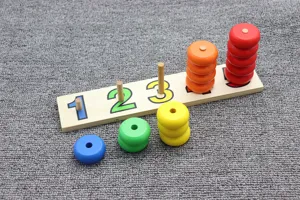 Giocattolo di conteggio Montessori in legno con anelli colorati e numeri per imparare la matematica.