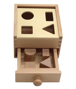 Hölzerne Formensortierbox mit geometrischen Blöcken, Montessori-Früherziehungsspielzeug.