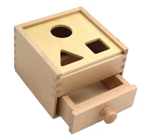 Detailansicht der Holz Formensortierbox, Montessori Lernspielzeug für Kleinkinder und Kinder.