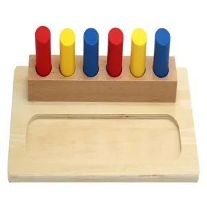 Primo piano dettagliato di giocattolo sensoriale in legno Montessori con cilindri.