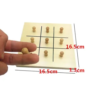 Hölzernes Montessori Tic-Tac-Toe Brettspiel, frühes Lernspielzeug für Kinder und Spaß.
