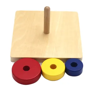 Montessori Holz Steckspiel Detailansicht mit glattem Stab und bunten Ringen.