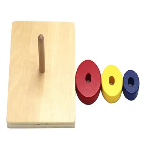 Montessori Holz Stapelspielzeug mit bunten Ringen fur fruhkindliche Bildung und Details.