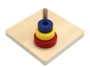 Detail des Montessori Holz-Stapelspiels mit farbigen Ringen auf einer quadratischen Holzbasis.