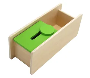 Dettaglio scatola permanenza oggetto Montessori in legno, giocattolo educativo per coordinazione.